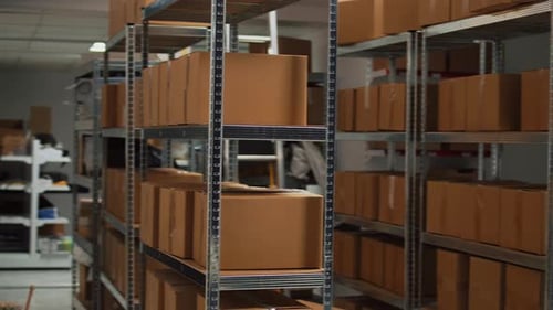 Entrepôt vide avec bureau et marchandises