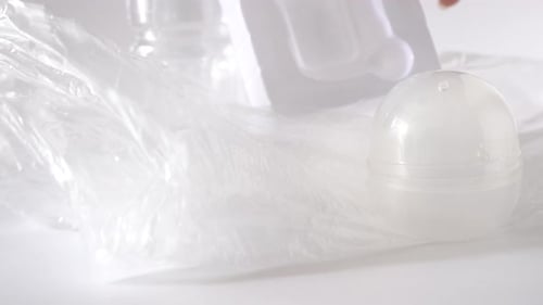 Contaminación plástica: botella, bolsa, tenedor, cuchara, paquete y molde, muéstrelos a mano uno por uno en blanco de estudio