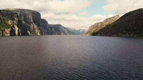 Luftaufnahme über den Strand und das transparente, arktische Meer in Norwegen - Drohnenaufnahme aus der Vogelperspektive