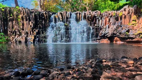 Cascada tropical de Rochester en la exótica isla de Mauricio en el Océano Índico