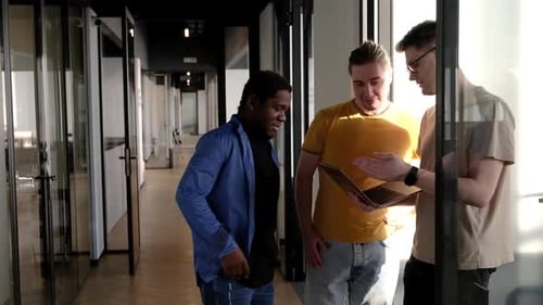 Um jovem desenvolvedor dá novas tarefas de projeto para seus parceiros