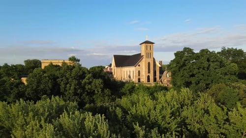 Una iglesia se iluminó en la ladera de la colina por la puesta de sol en Chippewa Falls, Wisconsin. SunSet iluminó el