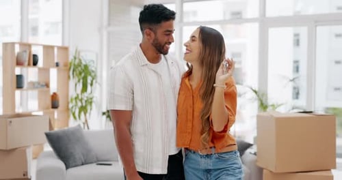 Llaves, casa nueva y cara de pareja feliz en vivienda, propiedad y préstamo inmobiliario de vivienda