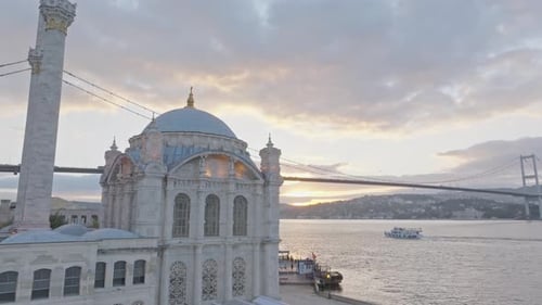 Historische Ortaköy-Moschee und Bosporus von Istanbul aus der Luft