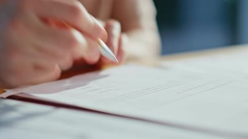 Geschäftsmann unterschreibt Vertrag bei Geschäftstreffen Closeup Man Signature