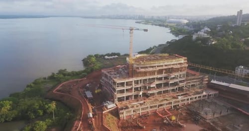 Vista ampliada de Pontal Porto Alegre con la ciudad a lo lejos detrás de la construcción