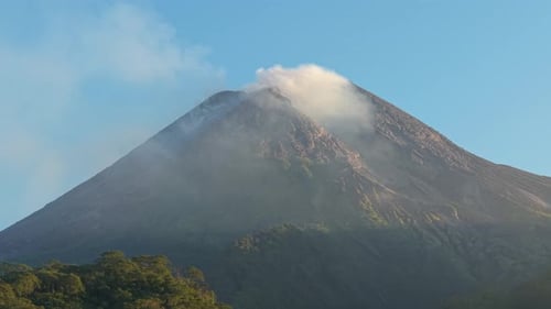 Vista aérea del volcán Monte Merapi con humo, Indonesia.