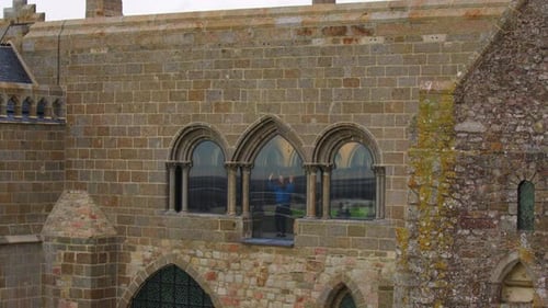 Das Mädchen tanzt im Fenster der alten Kirche auf dem Dach des Schlosses
