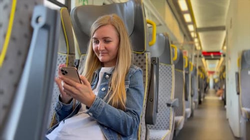 Glückliche Frau, die auf Reisen auf einem Zugsitz telefoniert Reisekonzept
