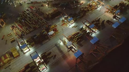Luftaufnahme des Betriebs von industriellen Frachthäfen und Containerterminals zur Blauen Stunde