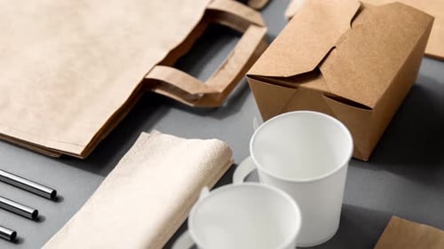 Concepto de envasado, reciclaje y alimentación: recipiente de papel desechable para comida para llevar con vasos, B...