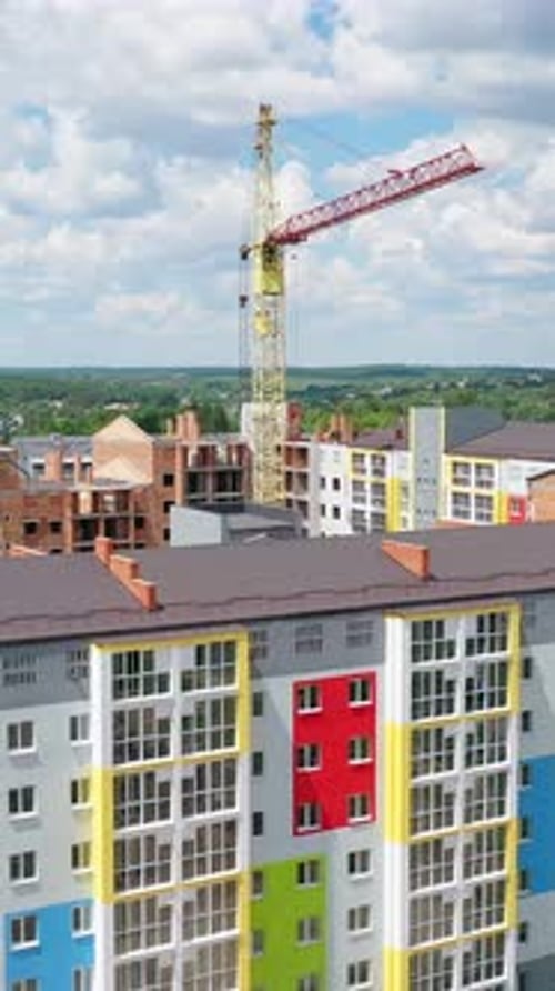 Sitio de construcción de un distrito moderno. Tower Crane construye nuevos edificios de gran altura