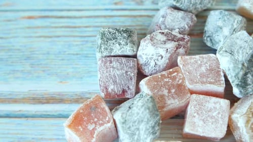Turkish Delight oder Lokum in den Farben Rot, Grün, Orange und Gelb