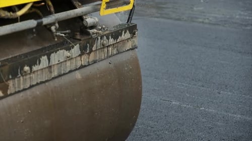 Processo de asfaltamento da infraestrutura de construção de estradas por compressão, compactação, nivelamento e alisamento