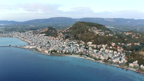 Toma aérea con un dron de un lugar vacacional en la ciudad de Zante con vistas a la ciudad y el puerto, Zakynthos, Grecia