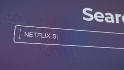 Interface de recherche numérique avec concept de barre de recherche technologique de la série Netflix