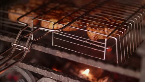 Gegrilltes Fischsteak, Störkohle, die im Grill schwelt