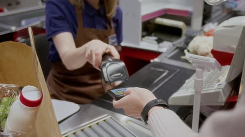Cashier Scanning Discount Code in App