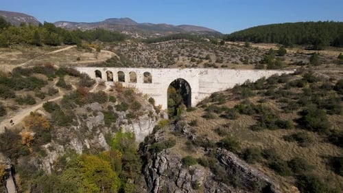 Acueducto histórico en el valle