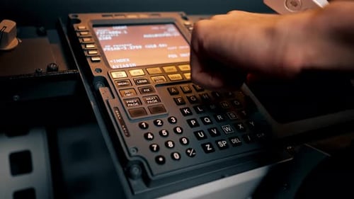 Nahhand des Piloten, Kapitän, drückt die Tasten auf dem Bedienfeld, um den Motor zu starten