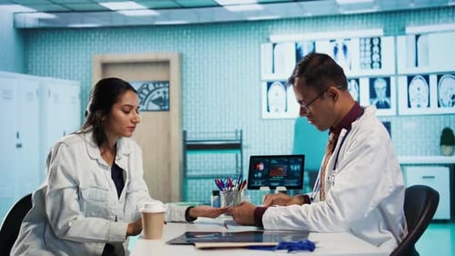 Médico indiano prepara caneta de insulina para injeção em paciente durante uma visita à clínica