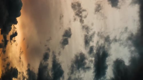 Mouvement en boucle fluide de nuages sombres et maussades dans le ciel pendant le time-lapse du coucher du soleil