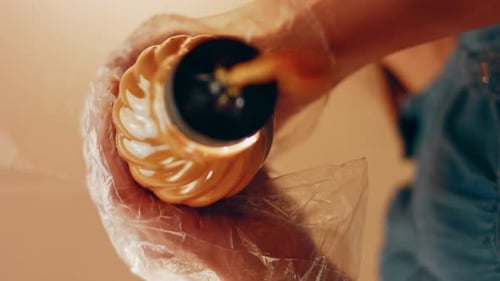 Prozess der Zubereitung unwiderstehlicher Chili-Käse-Hotdogs