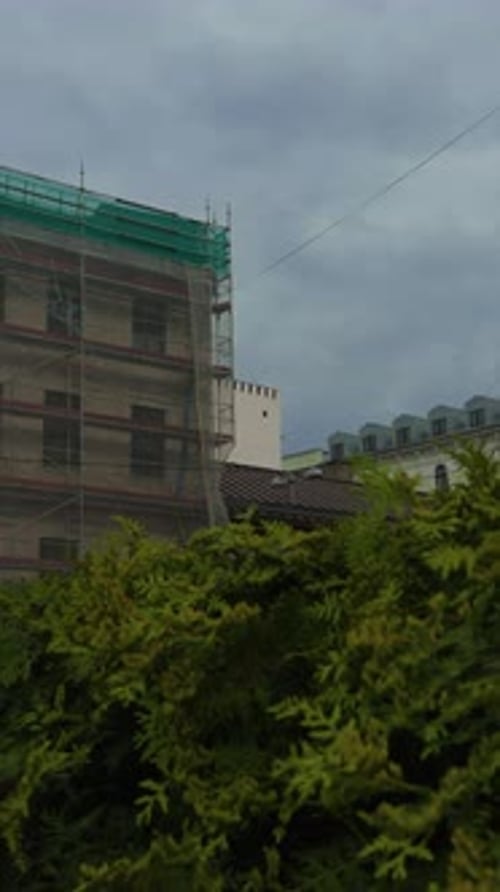 Una escena de construcción urbana detallada con cielos nublados capturada maravillosamente en Impresionante