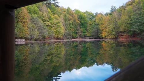 Automne avec lac, vue sur la jetée