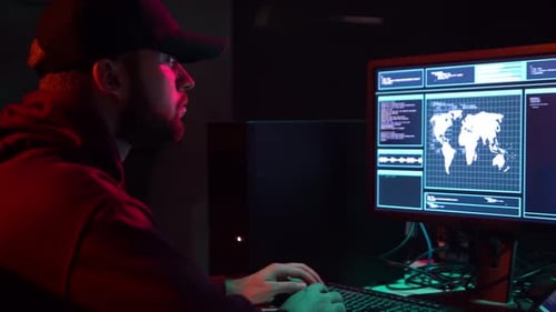Des pirates informatiques recherchés codant un virus, un ransomware à l'aide d'ordinateurs portables et d'ordinateurs, cyberattaque, rupture du système et