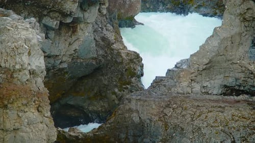 Rivière Canyon avec eau de glacier turquoise en Islande