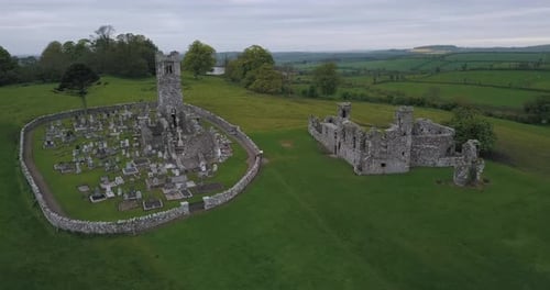 La
colina de Slane se considera tradicionalmente como el lugar donde San Patricio encendió el primer incendio de Pascal
en
