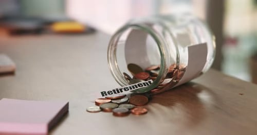 Dinero, ahorros y un tarro de vidrio para la jubilación sobre una mesa para las finanzas, riqueza sobre la inversión