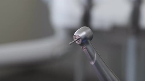 Nahaufnahme einer Zahnbohrmaschine, die das Detail des Kopfes und des Zahngrats zeigt.