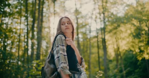 Wanderin erkundet den Wald im Urlaub