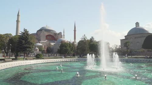 Malerischer Springbrunnen am Sultanahmet-Platz und der Hagia Sophia