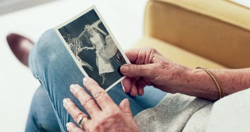 Manos, imagen y memoria con una persona mayor pensando en el pasado mientras estaba en un hogar de ancianos