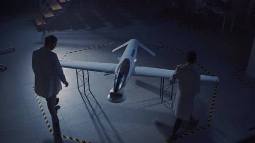 Deux ingénieurs aérospatiaux travaillent sur un prototype de véhicule aérien sans pilote/Drone. Scientifiques de l'aviation en W.