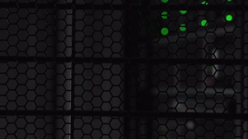 Les serveurs de données assis derrière un écran protecteur en maille noire s'illuminent lentement