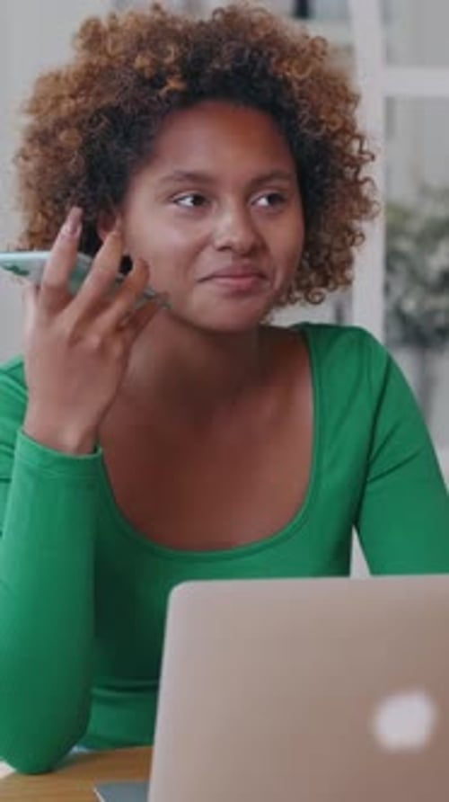 Engagez une conversation à la maison tout en effectuant plusieurs tâches à la fois sur l'ordinateur portable