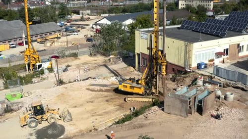 Hochleistungs-Bohrmaschinenbagger auf einer Industriebaustelle.