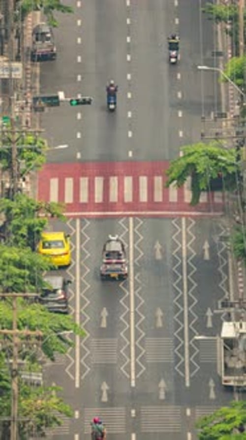 Timelapse du trafic aux heures de pointe dans le centre de Bangkok en mode vertical