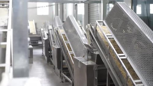 Fabrique de biscuits et de gâteaux sur une chaîne de montage, biscuits automatisés sur une ligne de production de bandes transporteuses i