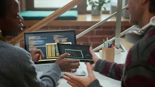 Multiethnische Softwareingenieure beim Brainstorming von Ideen für IT-Startups