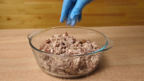17sm/ Sal e especiarias são adicionados à carne. Preparação de pratos de carne. Câmera lenta.