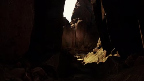 Vue fabuleuse sur les pierres colorées à l'intérieur de la grotte