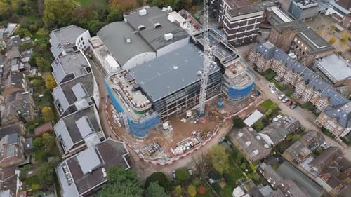 Vista aérea de la remodelación de Ealing Studios que enfatiza la expansión de la construcción, Ealing, Londres