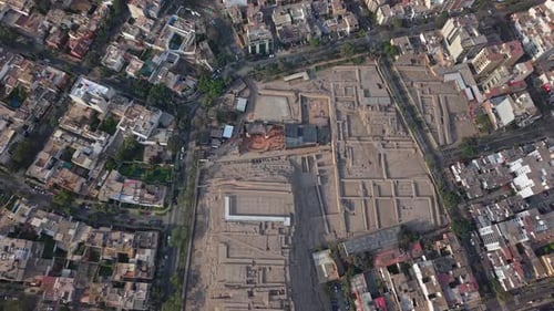 Impresionante vista aérea de la antigua pirámide de Huaca Pucllana en Lima, Perú