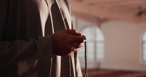 Islamisch, Hände und Person mit Gebetsperlen für Religion, Gottesdienst und Gedenken Allahs mit Vers
