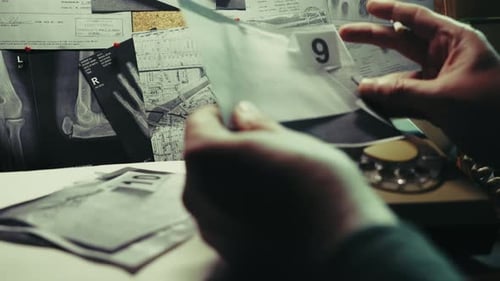 Un détective examine les dossiers de preuves numérotés du Retro Crime Investigation Office